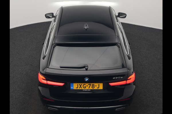 BMW 5 Serie Touring 530e Luxury Line PHEV 293pk Dealer O.H | Trekhaak Af Fabriek | Camera | Comfortstoelen Memory & Verwarmd | Cruise Control | Apple Carplay | Navigatie | Virtual | DAB | 18" L.M | BMW LED |  Plug In Hybrid