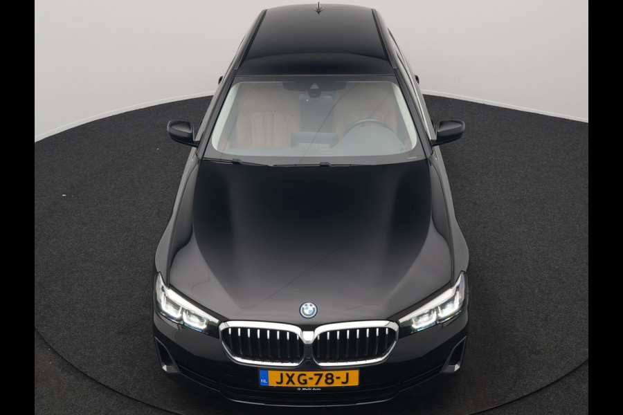 BMW 5 Serie Touring 530e Luxury Line PHEV 293pk Dealer O.H | Trekhaak Af Fabriek | Camera | Comfortstoelen Memory & Verwarmd | Cruise Control | Apple Carplay | Navigatie | Virtual | DAB | 18" L.M | BMW LED |  Plug In Hybrid
