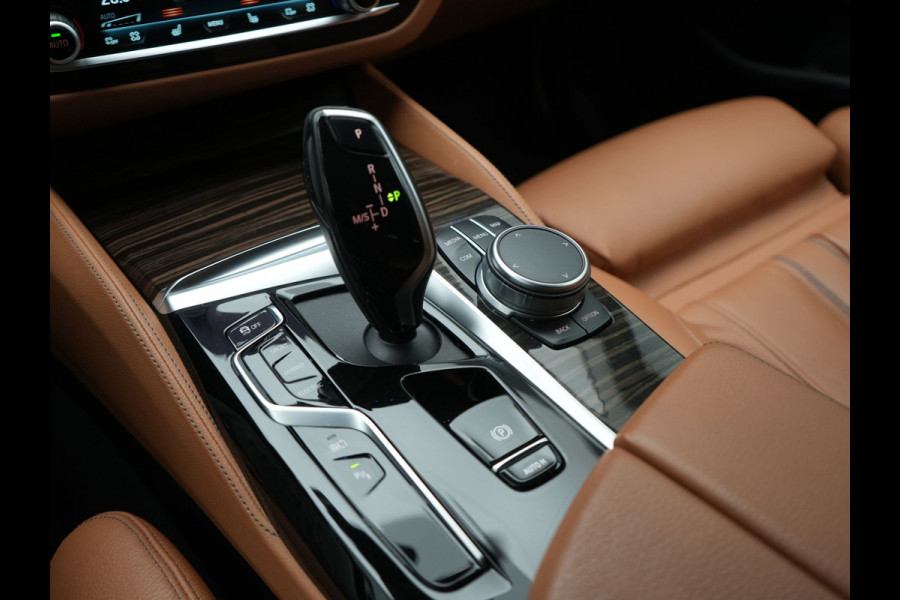 BMW 5 Serie Touring 530e Luxury Line PHEV 293pk Dealer O.H | Trekhaak Af Fabriek | Camera | Comfortstoelen Memory & Verwarmd | Cruise Control | Apple Carplay | Navigatie | Virtual | DAB | 18" L.M | BMW LED |  Plug In Hybrid