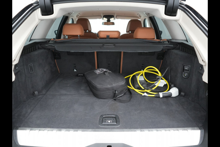 BMW 5 Serie Touring 530e Luxury Line PHEV 293pk Dealer O.H | Trekhaak Af Fabriek | Camera | Comfortstoelen Memory & Verwarmd | Cruise Control | Apple Carplay | Navigatie | Virtual | DAB | 18" L.M | BMW LED |  Plug In Hybrid