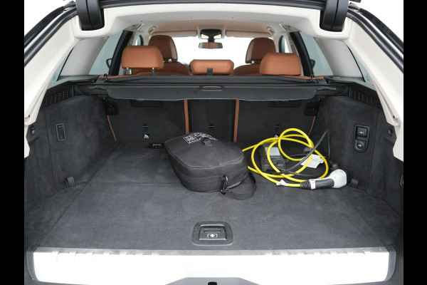 BMW 5 Serie Touring 530e Luxury Line PHEV 293pk Dealer O.H | Trekhaak Af Fabriek | Camera | Comfortstoelen Memory & Verwarmd | Cruise Control | Apple Carplay | Navigatie | Virtual | DAB | 18" L.M | BMW LED |  Plug In Hybrid