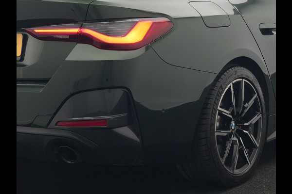 BMW 4 Serie Coupé 430i M Sport 245pk Dealer O.H Sanremo Green | Panodak | Lederen Competition Stoelen Memory & Verwarmd | Adaptive Onderstel | 360 Camera | Harman & Kardon | 19" L.M | Carbon | Apple Carplay | Navigatie | Blis | Virtual | DAB |