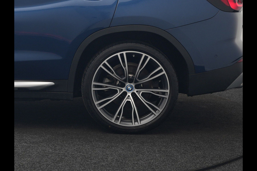 BMW X3 xDrive30e Business Edition Plus PHEV 293pk FACELIFT Dealer O.H. | Trekhaak Af Fabriek | Panodak | Head Up | Adaptive Cruise | Adaptief Onderstel | Lederen Sportstoelen Memory & Ventilatie | Camera | Keyless | Apple Carplay | Navigatie | Virtual | Plug In