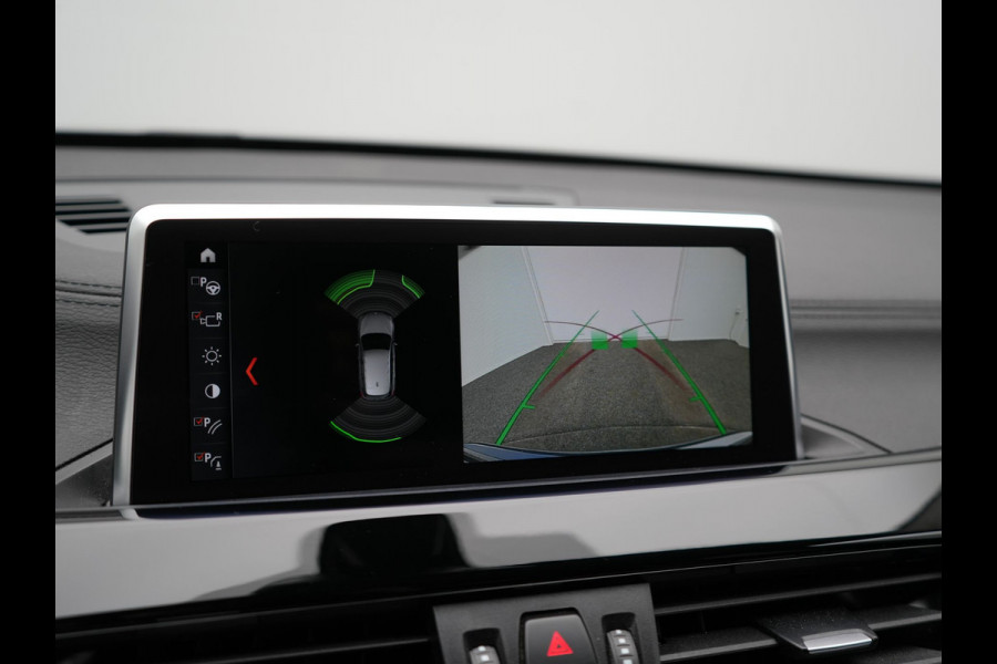 BMW X1 xDrive25e Sportline Plug In Hybrid 221pk Dealer O.H. PHEV | Trekhaak Afn. | Adaptive Cruise | Camera | Sportstoelen Verwarmd | Sfeerverlichting | Keyless | LED Koplampen | Navigatie | DAB |