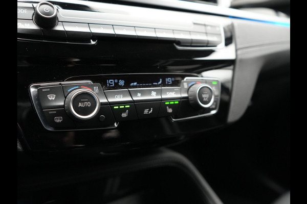 BMW X1 xDrive25e Sportline Plug In Hybrid 221pk Dealer O.H. PHEV | Trekhaak Afn. | Adaptive Cruise | Camera | Sportstoelen Verwarmd | Sfeerverlichting | Keyless | LED Koplampen | Navigatie | DAB |