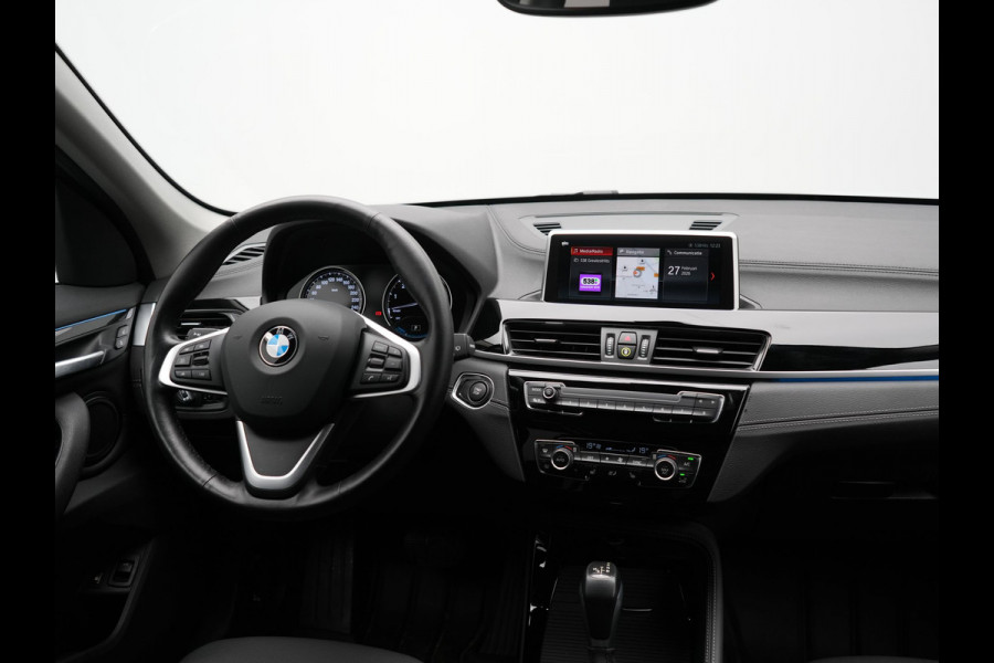 BMW X1 xDrive25e Sportline Plug In Hybrid 221pk Dealer O.H. PHEV | Trekhaak Afn. | Adaptive Cruise | Camera | Sportstoelen Verwarmd | Sfeerverlichting | Keyless | LED Koplampen | Navigatie | DAB |