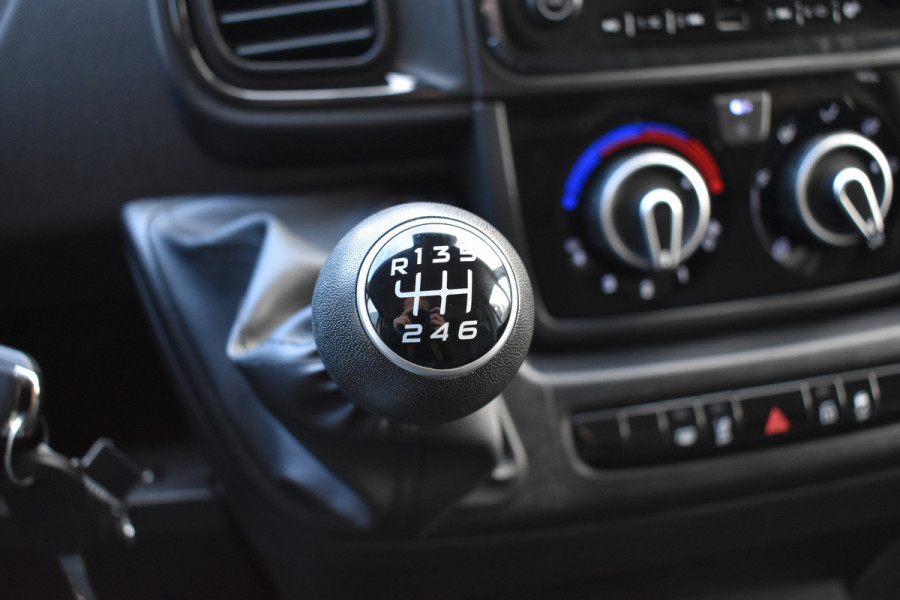 Peugeot Boxer 2.2 BlueHDi 140 S&S L2H2 3.3t Euro 6 Nieuwe registratie 2024/ GEEN BPM/ L2H2/ achteruitrijcamera verzwaard verenpakket, pakket City plus