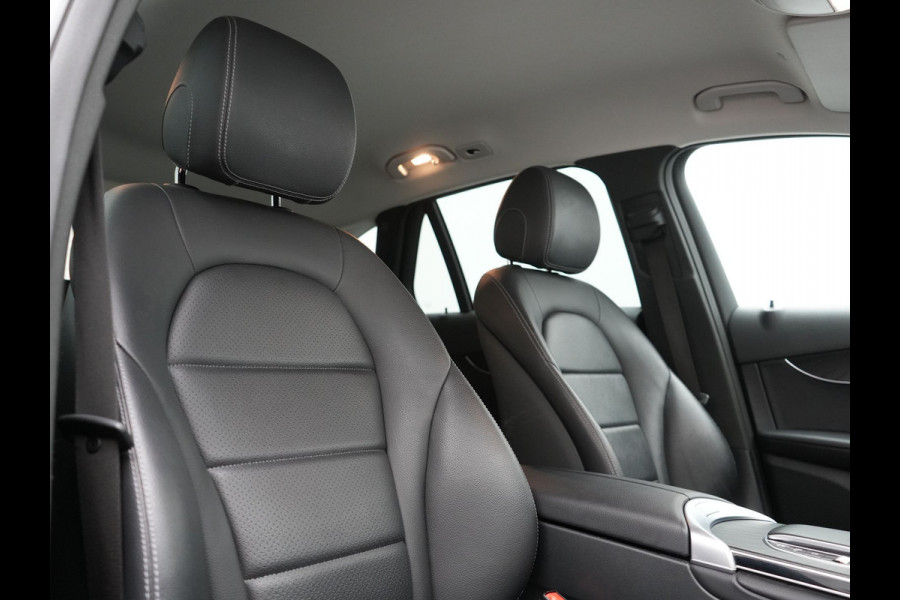 Mercedes-Benz GLC 300e 4MATIC Business Solution Luxury Plug In Hybrid 320pk Dealer O.H. PHEV | Trekhaak Af Fabriek | Head Up | Camera | Lederen Sportstoelen Memory & Verwarmd | Apple Carplay | Navigatie | DAB | Cruise Control |