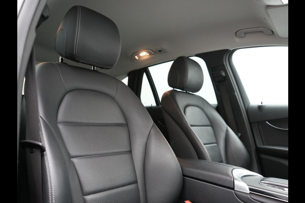 Mercedes-Benz GLC 300e 4MATIC Business Solution Luxury Plug In Hybrid 320pk Dealer O.H. PHEV | Trekhaak Af Fabriek | Head Up | Camera | Lederen Sportstoelen Memory & Verwarmd | Apple Carplay | Navigatie | DAB | Cruise Control |