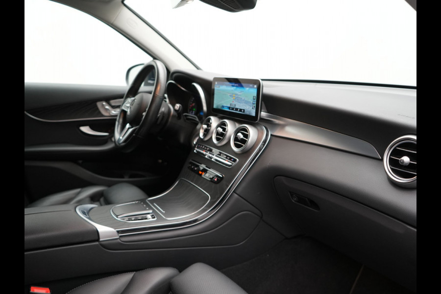 Mercedes-Benz GLC 300e 4MATIC Business Solution Luxury Plug In Hybrid 320pk Dealer O.H. PHEV | Trekhaak Af Fabriek | Head Up | Camera | Lederen Sportstoelen Memory & Verwarmd | Apple Carplay | Navigatie | DAB | Cruise Control |