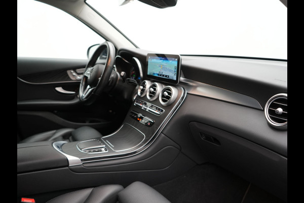 Mercedes-Benz GLC 300e 4MATIC Business Solution Luxury Plug In Hybrid 320pk Dealer O.H. PHEV | Trekhaak Af Fabriek | Head Up | Camera | Lederen Sportstoelen Memory & Verwarmd | Apple Carplay | Navigatie | DAB | Cruise Control |