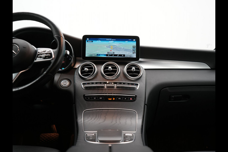 Mercedes-Benz GLC 300e 4MATIC Business Solution Luxury Plug In Hybrid 320pk Dealer O.H. PHEV | Trekhaak Af Fabriek | Head Up | Camera | Lederen Sportstoelen Memory & Verwarmd | Apple Carplay | Navigatie | DAB | Cruise Control |
