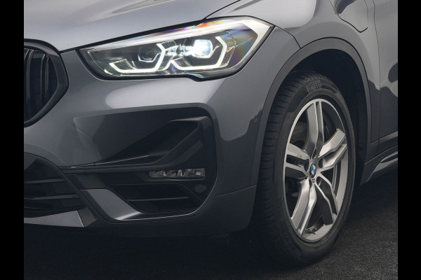 BMW X1 xDrive25e Sportline PHEV 221pk Dealer O.H | Trekhaak Afn. | Panodak | Head Up | Lederen Sportstoelen Memory & Verwarmd | Camera | Apple Carplay | Keyless | Sfeerverlichting | Navigatie | DAB | Plug in Hybrid |
