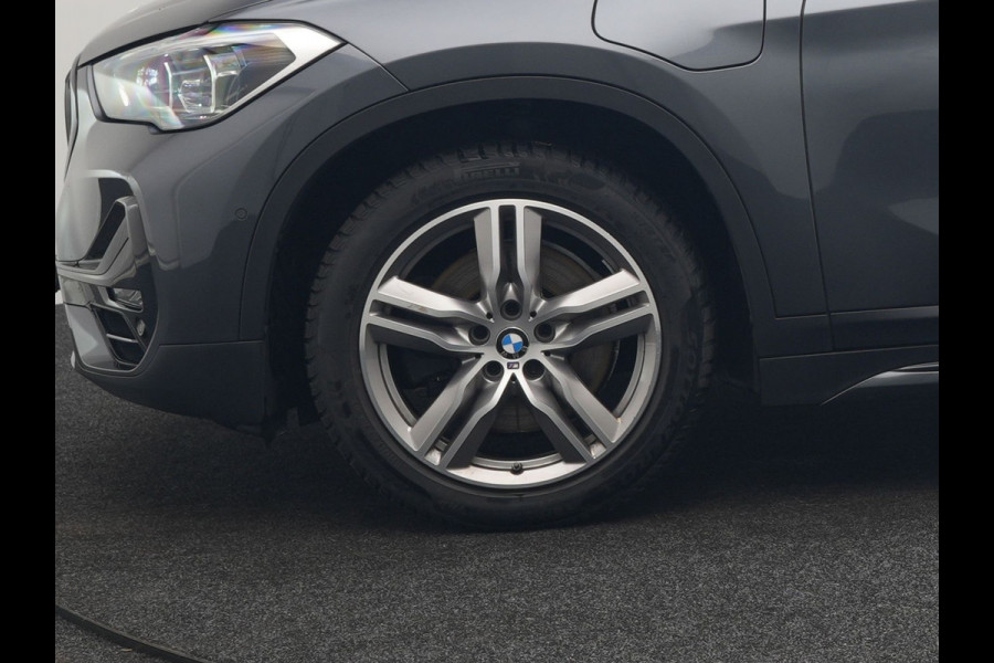 BMW X1 xDrive25e Sportline PHEV 221pk Dealer O.H | Trekhaak Afn. | Panodak | Head Up | Lederen Sportstoelen Memory & Verwarmd | Camera | Apple Carplay | Keyless | Sfeerverlichting | Navigatie | DAB | Plug in Hybrid |