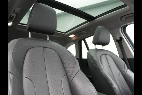 BMW X1 xDrive25e Sportline PHEV 221pk Dealer O.H | Trekhaak Afn. | Panodak | Head Up | Lederen Sportstoelen Memory & Verwarmd | Camera | Apple Carplay | Keyless | Sfeerverlichting | Navigatie | DAB | Plug in Hybrid |
