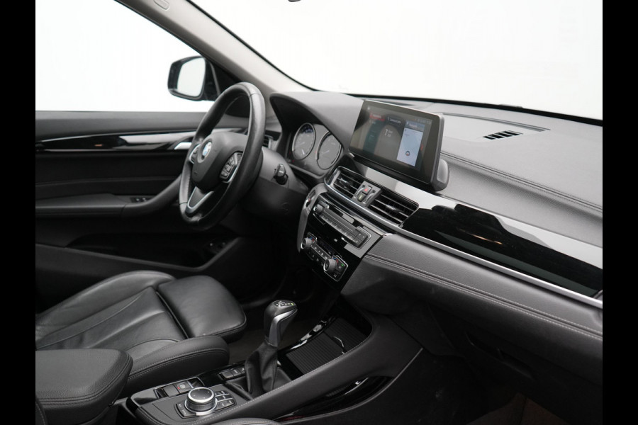 BMW X1 xDrive25e Sportline PHEV 221pk Dealer O.H | Trekhaak Afn. | Panodak | Head Up | Lederen Sportstoelen Memory & Verwarmd | Camera | Apple Carplay | Keyless | Sfeerverlichting | Navigatie | DAB | Plug in Hybrid |