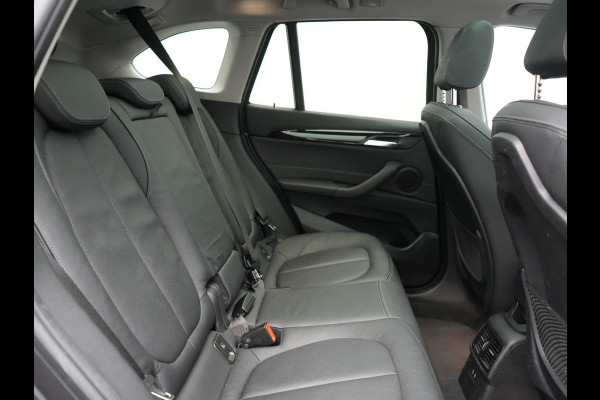 BMW X1 xDrive25e Sportline PHEV 221pk Dealer O.H | Trekhaak Afn. | Panodak | Head Up | Lederen Sportstoelen Memory & Verwarmd | Camera | Apple Carplay | Keyless | Sfeerverlichting | Navigatie | DAB | Plug in Hybrid |