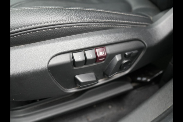 BMW X1 xDrive25e Sportline PHEV 221pk Dealer O.H | Trekhaak Afn. | Panodak | Head Up | Lederen Sportstoelen Memory & Verwarmd | Camera | Apple Carplay | Keyless | Sfeerverlichting | Navigatie | DAB | Plug in Hybrid |