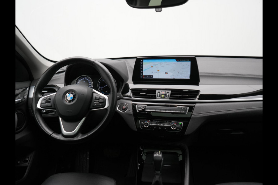 BMW X1 xDrive25e Sportline PHEV 221pk Dealer O.H | Trekhaak Afn. | Panodak | Head Up | Lederen Sportstoelen Memory & Verwarmd | Camera | Apple Carplay | Keyless | Sfeerverlichting | Navigatie | DAB | Plug in Hybrid |