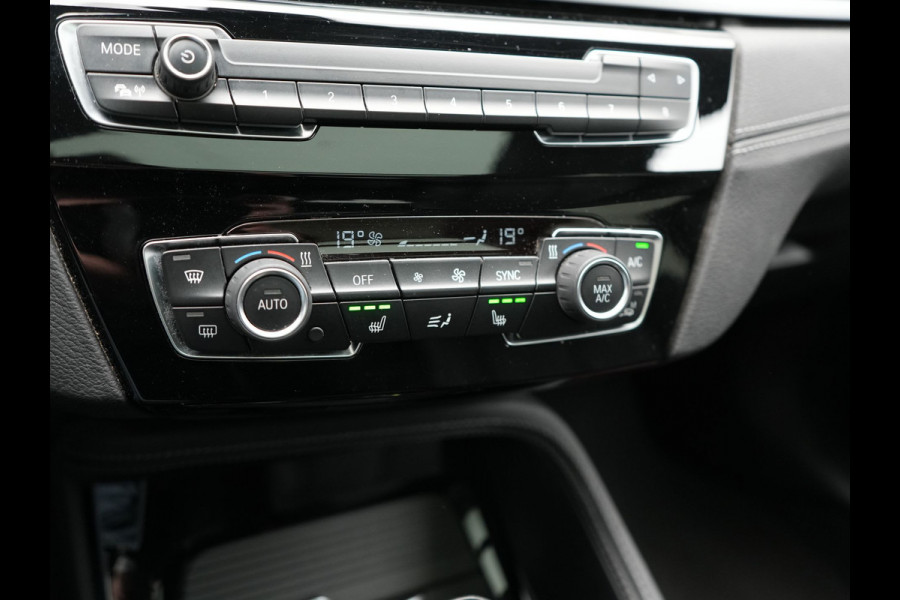 BMW X1 xDrive25e Sportline PHEV 221pk Dealer O.H | Trekhaak Afn. | Panodak | Head Up | Lederen Sportstoelen Memory & Verwarmd | Camera | Apple Carplay | Keyless | Sfeerverlichting | Navigatie | DAB | Plug in Hybrid |