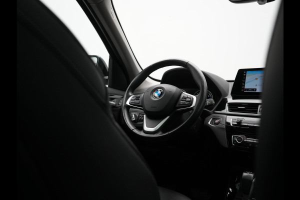 BMW X1 xDrive25e Sportline PHEV 221pk Dealer O.H | Trekhaak Afn. | Panodak | Head Up | Lederen Sportstoelen Memory & Verwarmd | Camera | Apple Carplay | Keyless | Sfeerverlichting | Navigatie | DAB | Plug in Hybrid |