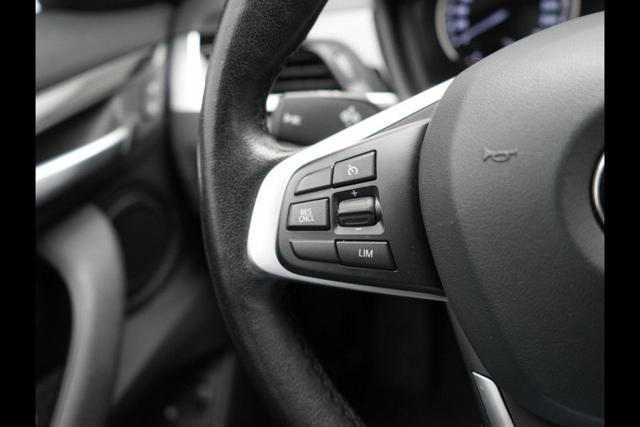 BMW X1 xDrive25e Sportline PHEV 221pk Dealer O.H | Trekhaak Afn. | Panodak | Head Up | Lederen Sportstoelen Memory & Verwarmd | Camera | Apple Carplay | Keyless | Sfeerverlichting | Navigatie | DAB | Plug in Hybrid |