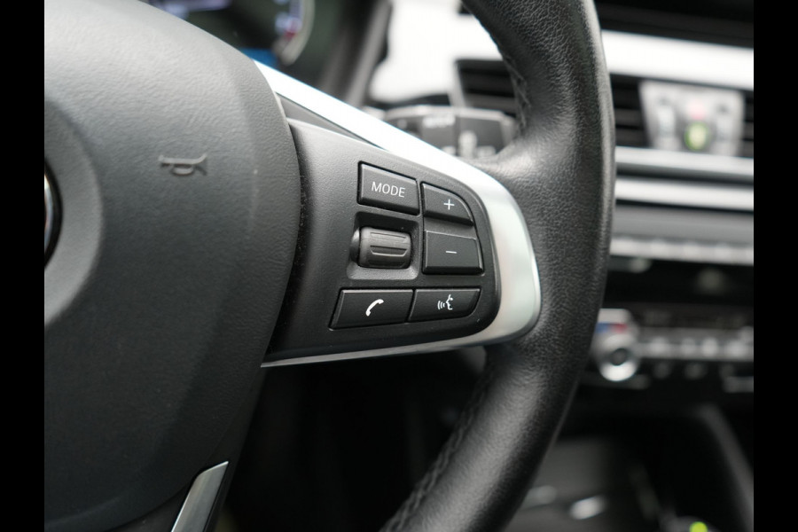 BMW X1 xDrive25e Sportline PHEV 221pk Dealer O.H | Trekhaak Afn. | Panodak | Head Up | Lederen Sportstoelen Memory & Verwarmd | Camera | Apple Carplay | Keyless | Sfeerverlichting | Navigatie | DAB | Plug in Hybrid |