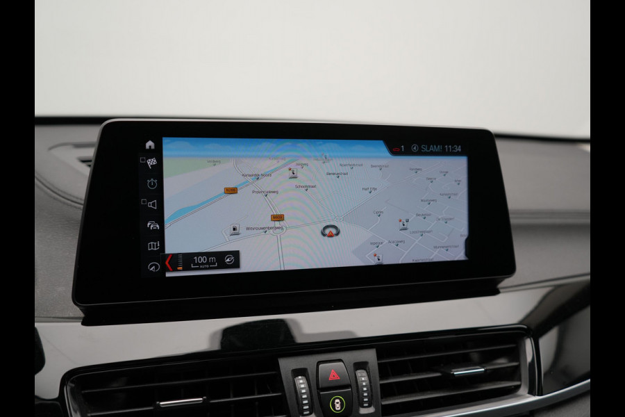 BMW X1 xDrive25e Sportline PHEV 221pk Dealer O.H | Trekhaak Afn. | Panodak | Head Up | Lederen Sportstoelen Memory & Verwarmd | Camera | Apple Carplay | Keyless | Sfeerverlichting | Navigatie | DAB | Plug in Hybrid |