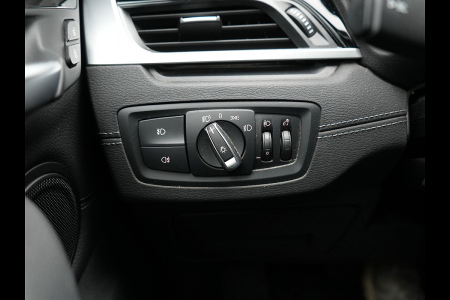 BMW X1 xDrive25e Sportline PHEV 221pk Dealer O.H | Trekhaak Afn. | Panodak | Head Up | Lederen Sportstoelen Memory & Verwarmd | Camera | Apple Carplay | Keyless | Sfeerverlichting | Navigatie | DAB | Plug in Hybrid |