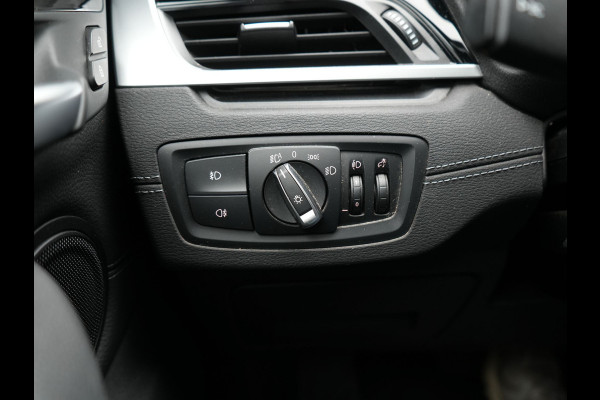 BMW X1 xDrive25e Sportline PHEV 221pk Dealer O.H | Trekhaak Afn. | Panodak | Head Up | Lederen Sportstoelen Memory & Verwarmd | Camera | Apple Carplay | Keyless | Sfeerverlichting | Navigatie | DAB | Plug in Hybrid |