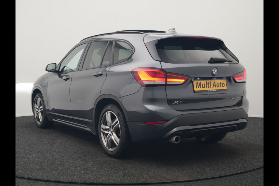 BMW X1 xDrive25e Sportline PHEV 221pk Dealer O.H | Trekhaak Afn. | Panodak | Head Up | Lederen Sportstoelen Memory & Verwarmd | Camera | Apple Carplay | Keyless | Sfeerverlichting | Navigatie | DAB | Plug in Hybrid |
