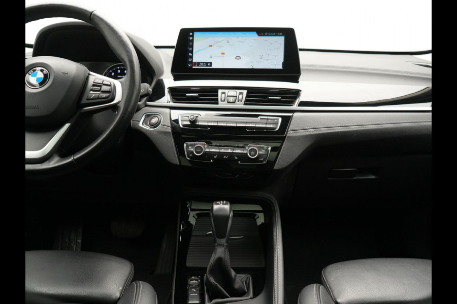 BMW X1 xDrive25e Sportline PHEV 221pk Dealer O.H | Trekhaak Afn. | Panodak | Head Up | Lederen Sportstoelen Memory & Verwarmd | Camera | Apple Carplay | Keyless | Sfeerverlichting | Navigatie | DAB | Plug in Hybrid |