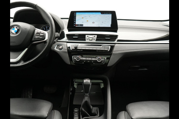 BMW X1 xDrive25e Sportline PHEV 221pk Dealer O.H | Trekhaak Afn. | Panodak | Head Up | Lederen Sportstoelen Memory & Verwarmd | Camera | Apple Carplay | Keyless | Sfeerverlichting | Navigatie | DAB | Plug in Hybrid |