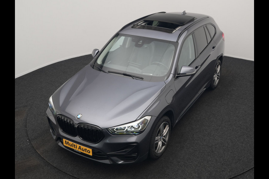 BMW X1 xDrive25e Sportline PHEV 221pk Dealer O.H | Trekhaak Afn. | Panodak | Head Up | Lederen Sportstoelen Memory & Verwarmd | Camera | Apple Carplay | Keyless | Sfeerverlichting | Navigatie | DAB | Plug in Hybrid |