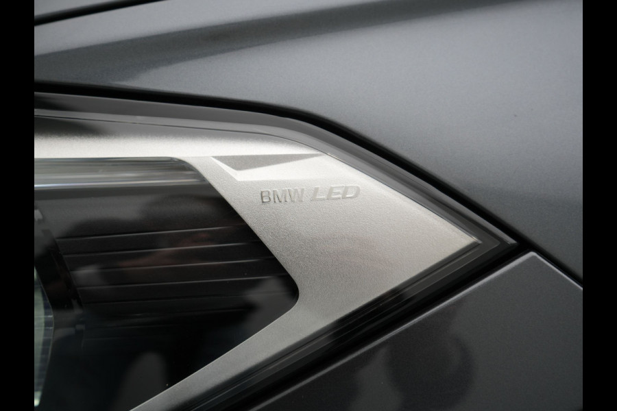 BMW X1 xDrive25e Sportline PHEV 221pk Dealer O.H | Trekhaak Afn. | Panodak | Head Up | Lederen Sportstoelen Memory & Verwarmd | Camera | Apple Carplay | Keyless | Sfeerverlichting | Navigatie | DAB | Plug in Hybrid |