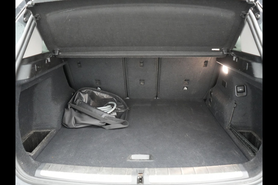 BMW X1 xDrive25e Sportline PHEV 221pk Dealer O.H | Trekhaak Afn. | Panodak | Head Up | Lederen Sportstoelen Memory & Verwarmd | Camera | Apple Carplay | Keyless | Sfeerverlichting | Navigatie | DAB | Plug in Hybrid |