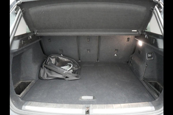 BMW X1 xDrive25e Sportline PHEV 221pk Dealer O.H | Trekhaak Afn. | Panodak | Head Up | Lederen Sportstoelen Memory & Verwarmd | Camera | Apple Carplay | Keyless | Sfeerverlichting | Navigatie | DAB | Plug in Hybrid |