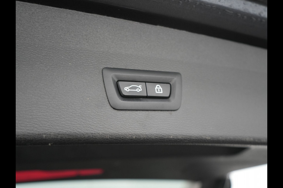 BMW X1 xDrive25e Sportline PHEV 221pk Dealer O.H | Trekhaak Afn. | Panodak | Head Up | Lederen Sportstoelen Memory & Verwarmd | Camera | Apple Carplay | Keyless | Sfeerverlichting | Navigatie | DAB | Plug in Hybrid |