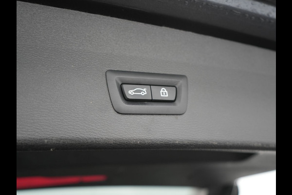 BMW X1 xDrive25e Sportline PHEV 221pk Dealer O.H | Trekhaak Afn. | Panodak | Head Up | Lederen Sportstoelen Memory & Verwarmd | Camera | Apple Carplay | Keyless | Sfeerverlichting | Navigatie | DAB | Plug in Hybrid |