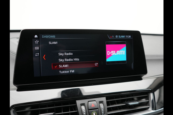 BMW X1 xDrive25e Sportline PHEV 221pk Dealer O.H | Trekhaak Afn. | Panodak | Head Up | Lederen Sportstoelen Memory & Verwarmd | Camera | Apple Carplay | Keyless | Sfeerverlichting | Navigatie | DAB | Plug in Hybrid |