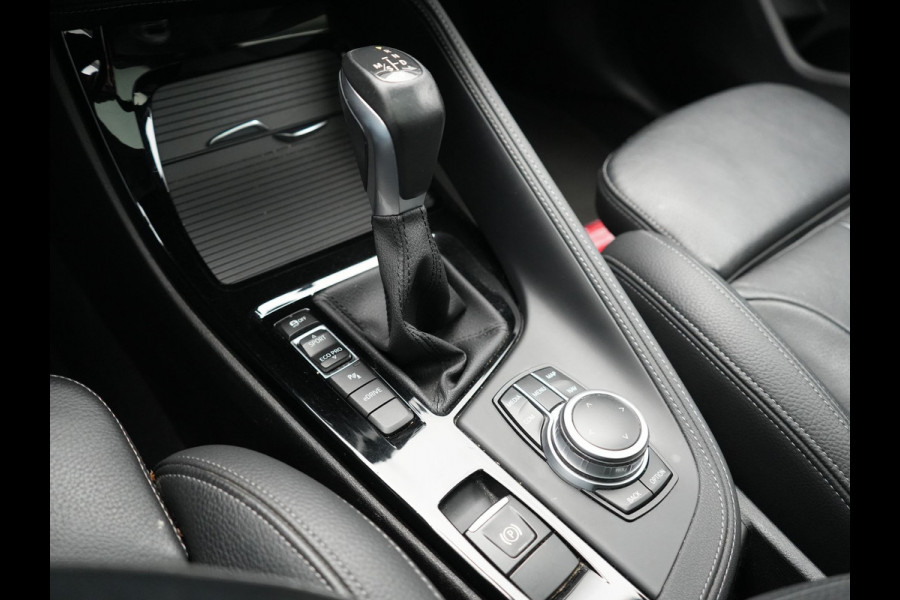 BMW X1 xDrive25e Sportline PHEV 221pk Dealer O.H | Trekhaak Afn. | Panodak | Head Up | Lederen Sportstoelen Memory & Verwarmd | Camera | Apple Carplay | Keyless | Sfeerverlichting | Navigatie | DAB | Plug in Hybrid |
