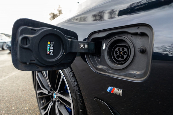 BMW 5 Serie 545e xDrive Business Edition Plus 94% I Schuifdak I H&K I Laser I M -sport I carbon I