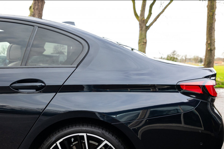 BMW 5 Serie 545e xDrive Business Edition Plus 94% I Schuifdak I H&K I Laser I M -sport I carbon I