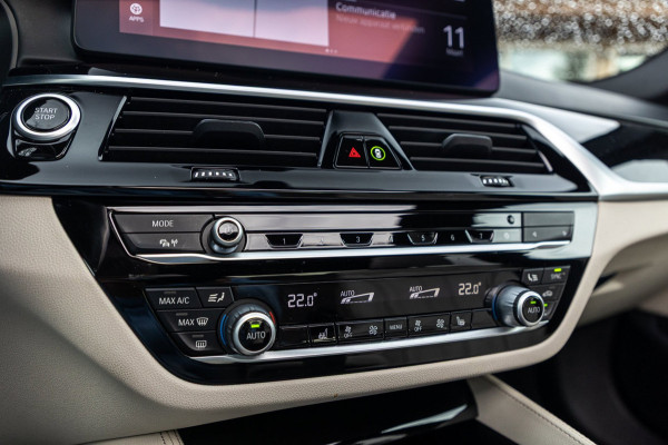 BMW 5 Serie 545e xDrive Business Edition Plus 94% I Schuifdak I H&K I Laser I M -sport I carbon I