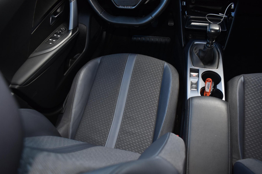 Peugeot 2008 1.2 PureTech 130PK Allure Pack | Carplay | Camera | 3D Dashb. | Stoelverw. | Incl. garantie