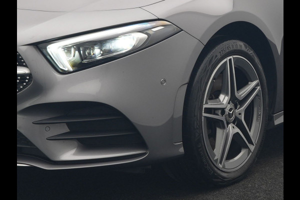 Mercedes-Benz A-Klasse 250 e AMG Line PHEV 218pk Dealer O.H. | Adaptive Cruise | Multi Beam LED | Camera | Sfeerverlichting | Lederen Sportstoelen Verwarmd | Widescreen Navi | Apple Carplay | Keyless | Blis | Navigatie | DAB | Plug In Hybrid |