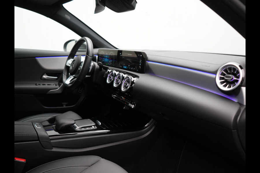 Mercedes-Benz A-Klasse 250 e AMG Line PHEV 218pk Dealer O.H. | Adaptive Cruise | Multi Beam LED | Camera | Sfeerverlichting | Lederen Sportstoelen Verwarmd | Widescreen Navi | Apple Carplay | Keyless | Blis | Navigatie | DAB | Plug In Hybrid |