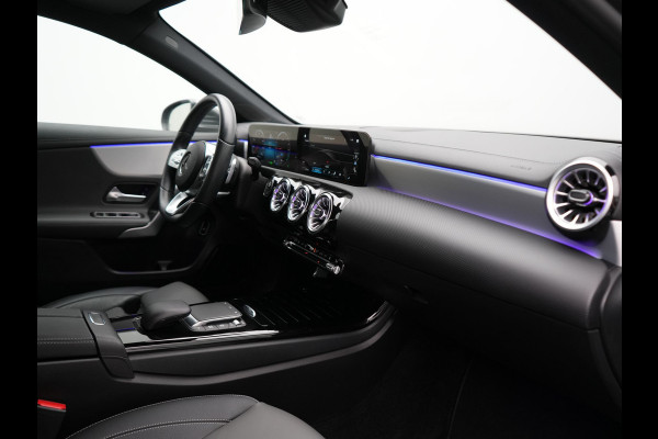 Mercedes-Benz A-Klasse 250 e AMG Line PHEV 218pk Dealer O.H. | Adaptive Cruise | Multi Beam LED | Camera | Sfeerverlichting | Lederen Sportstoelen Verwarmd | Widescreen Navi | Apple Carplay | Keyless | Blis | Navigatie | DAB | Plug In Hybrid |