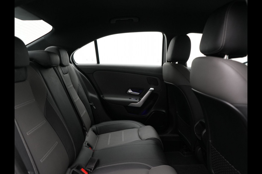Mercedes-Benz A-Klasse 250 e AMG Line PHEV 218pk Dealer O.H. | Adaptive Cruise | Multi Beam LED | Camera | Sfeerverlichting | Lederen Sportstoelen Verwarmd | Widescreen Navi | Apple Carplay | Keyless | Blis | Navigatie | DAB | Plug In Hybrid |