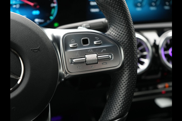 Mercedes-Benz A-Klasse 250 e AMG Line PHEV 218pk Dealer O.H. | Adaptive Cruise | Multi Beam LED | Camera | Sfeerverlichting | Lederen Sportstoelen Verwarmd | Widescreen Navi | Apple Carplay | Keyless | Blis | Navigatie | DAB | Plug In Hybrid |